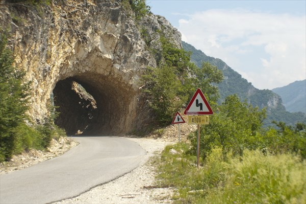 Помимо опасных поворотов в тоннелях бывают еще и развилки